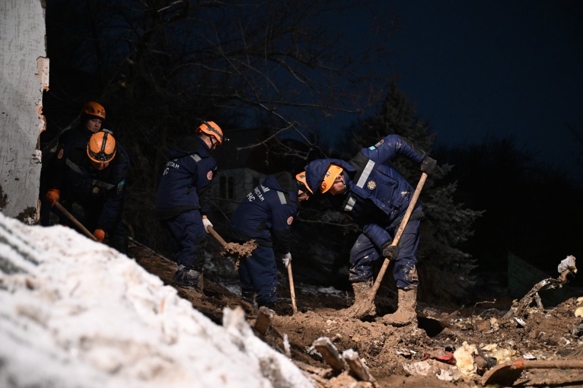 Спасатели нашли тело мужчины, погибшего в результате оплывины в Алматы