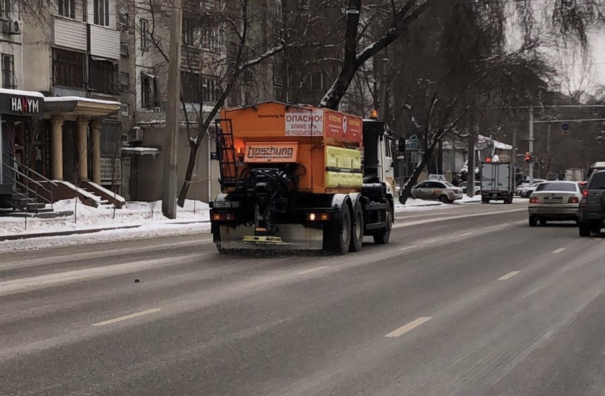 Продолжаются работы по уборке снега в Алматы