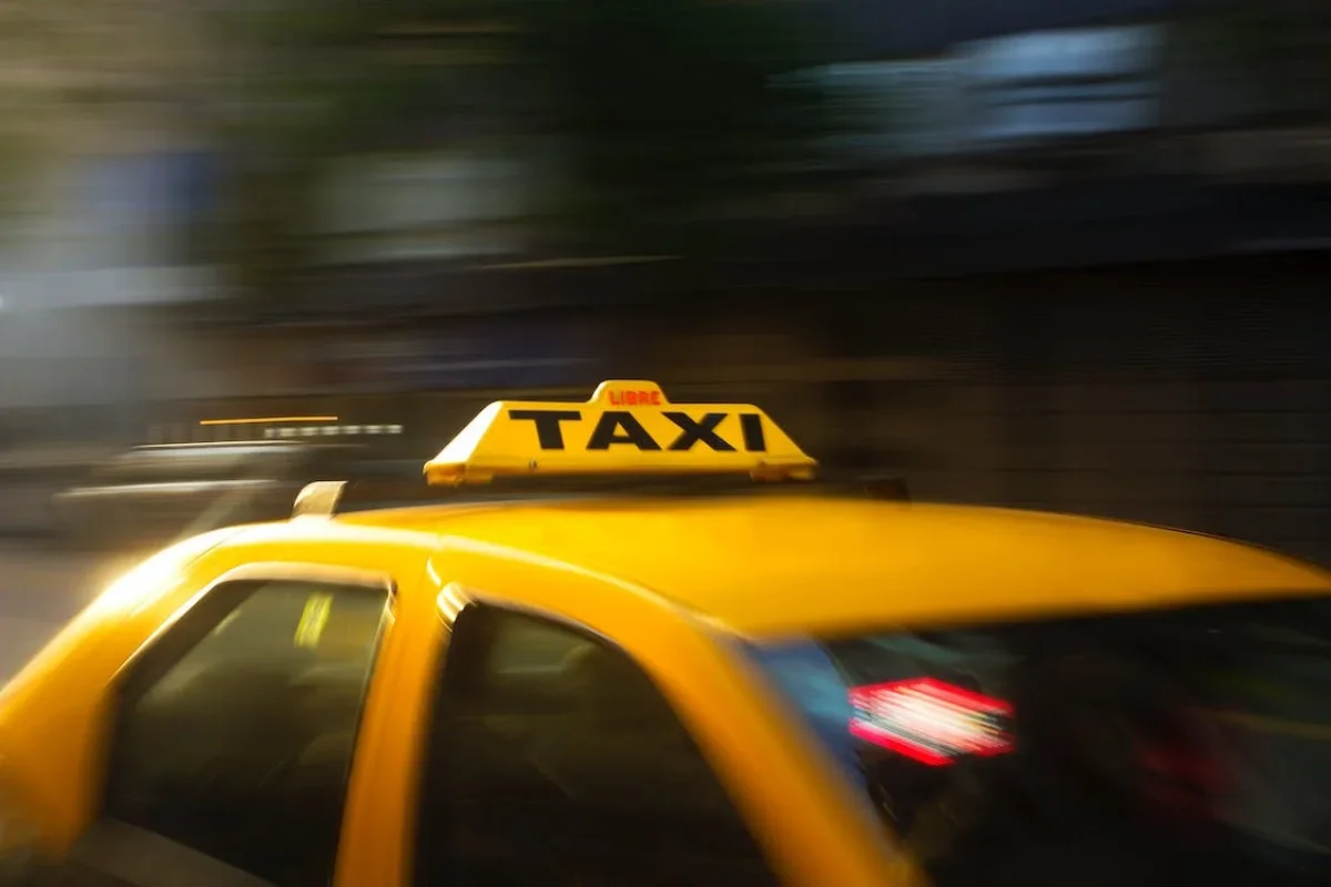 Минтранс РК требует от операторов мобильных приложений по заказу такси обеспечивать безопасность пассажиров