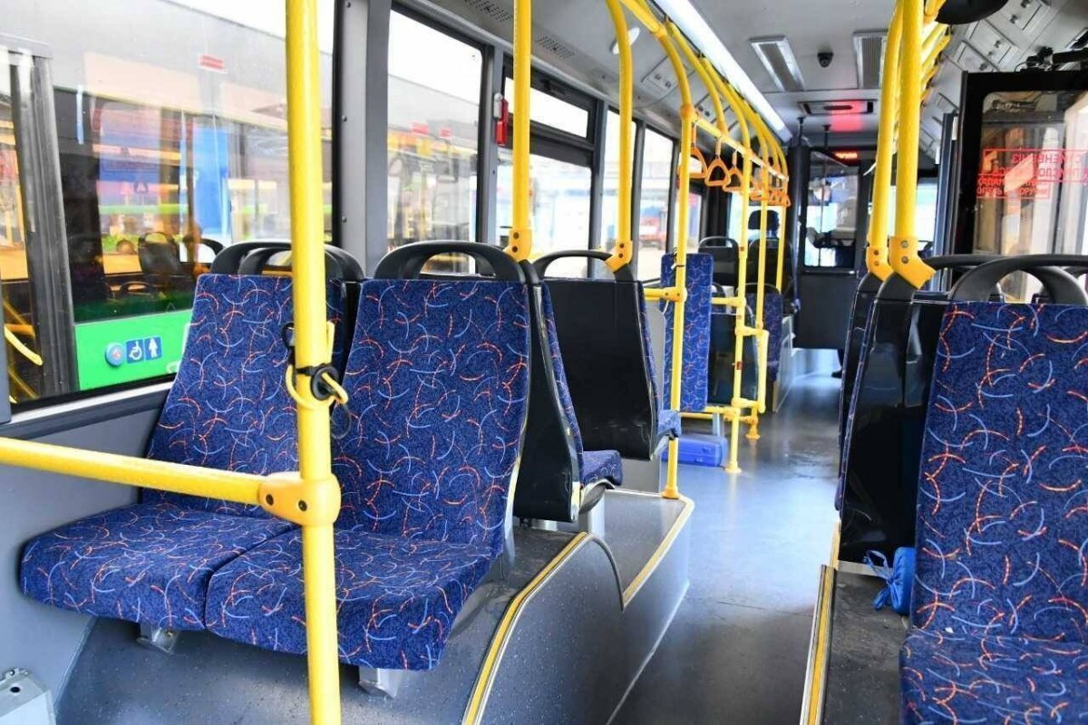 В автобусах Алматы запустят звуковое оповещение с призывом уступать места пожилым