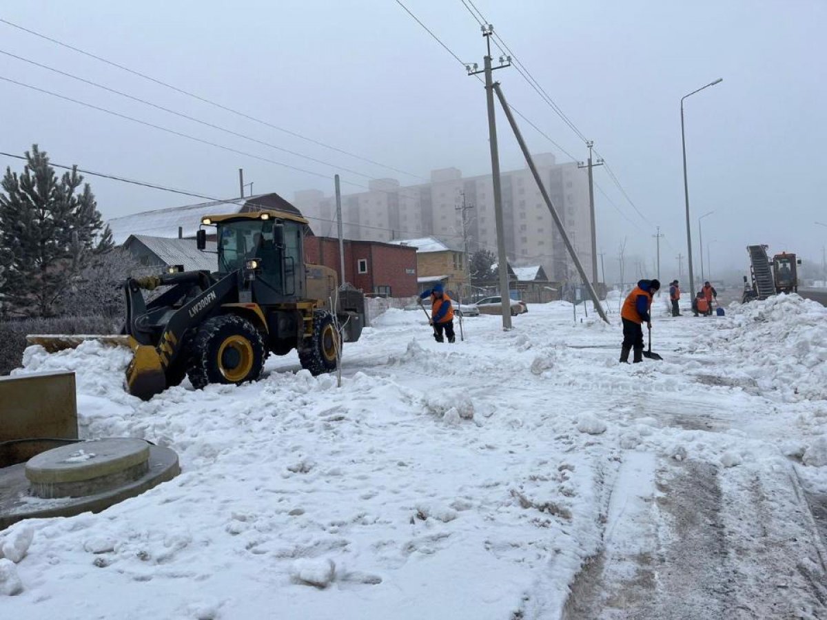 В Астане устраняют последствия дождя и снега