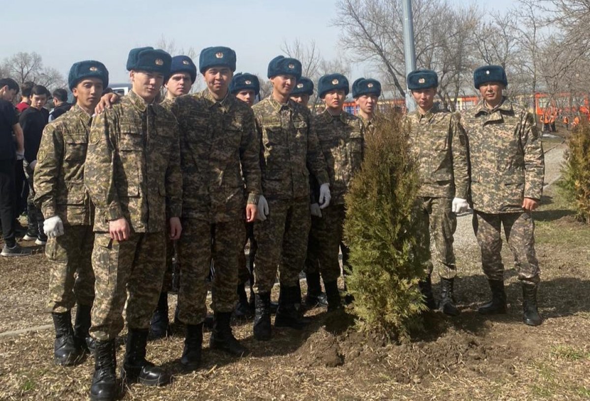 В Алматы солдаты роты охраны военного института приняли участие в экологической акции