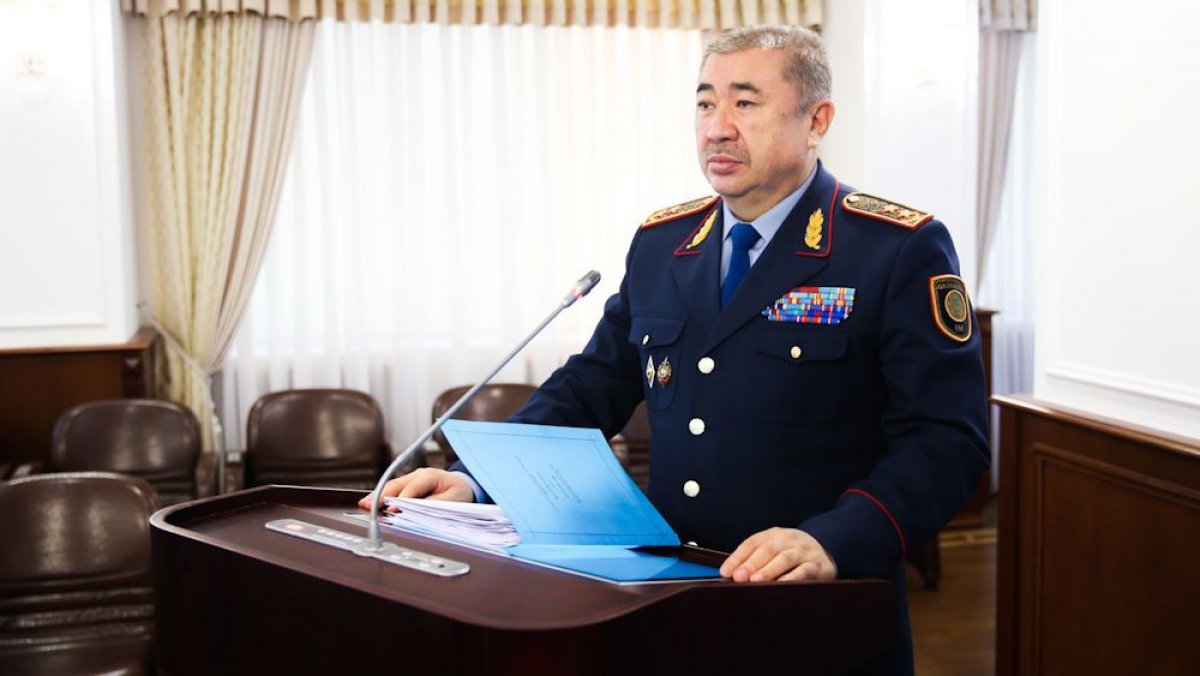 Экс-главу МВД Тургумбаева допросили в рамках уголовных дел по январским событиям