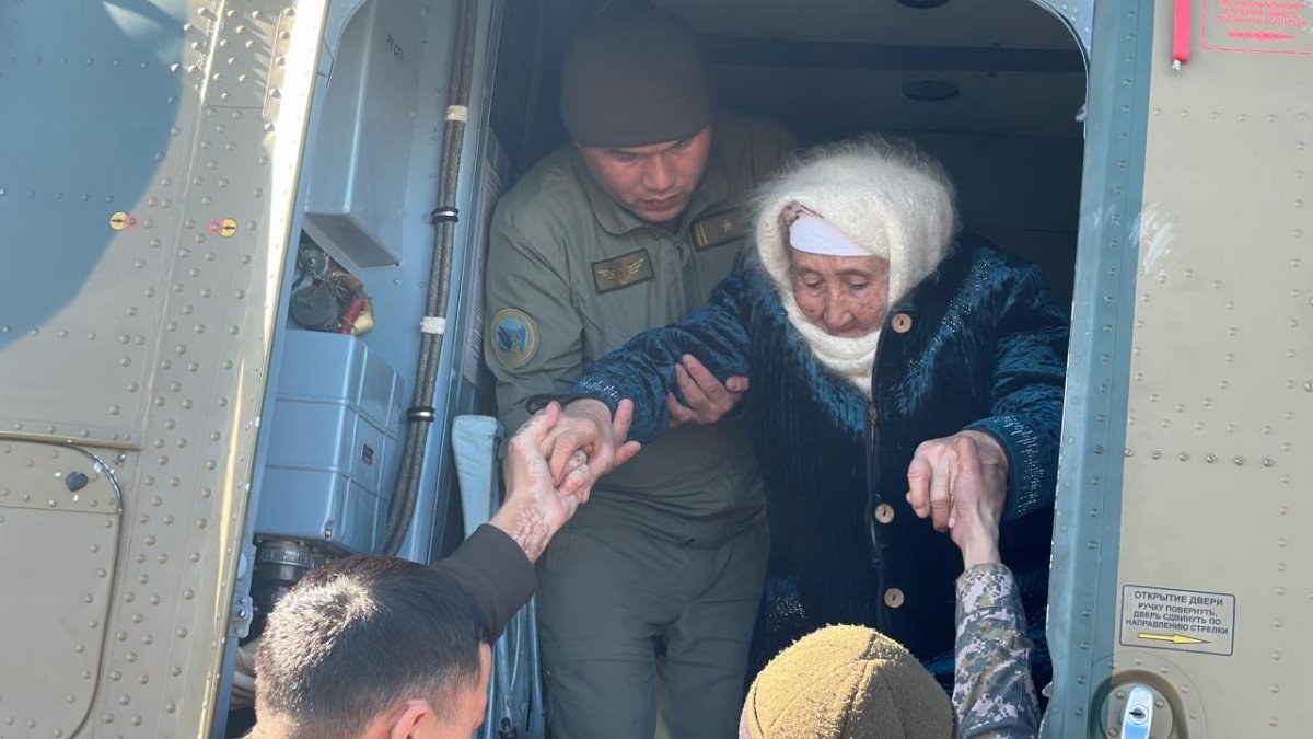 Военные летчики эвакуируют казахстанцев из зон стихийного бедствия