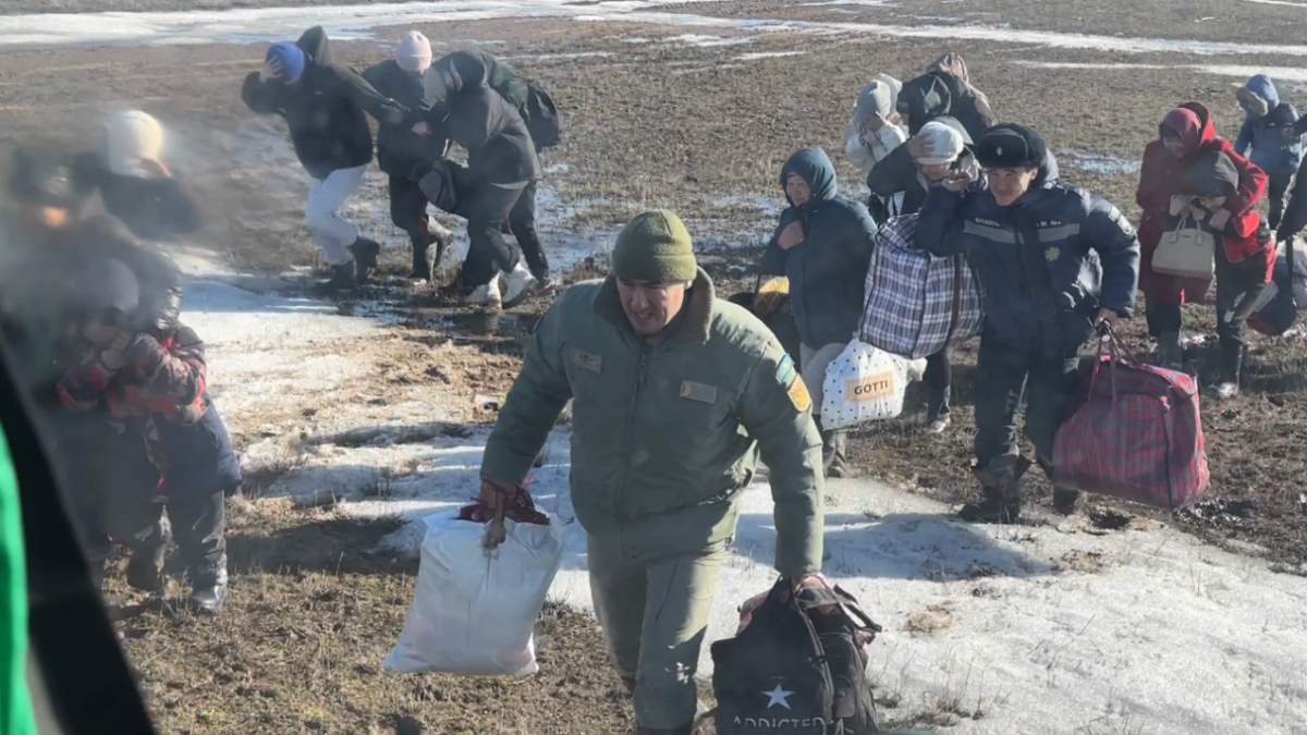 В Алматы открыт пункт приема гуманитарной помощи пострадавшим от наводнения