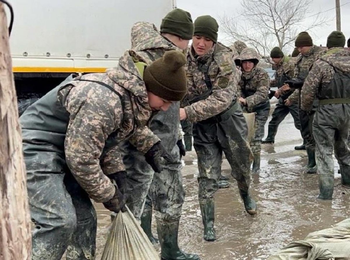 Паводки в Казахстане: шестой день оказывают помощь пострадавшим военнослужащие