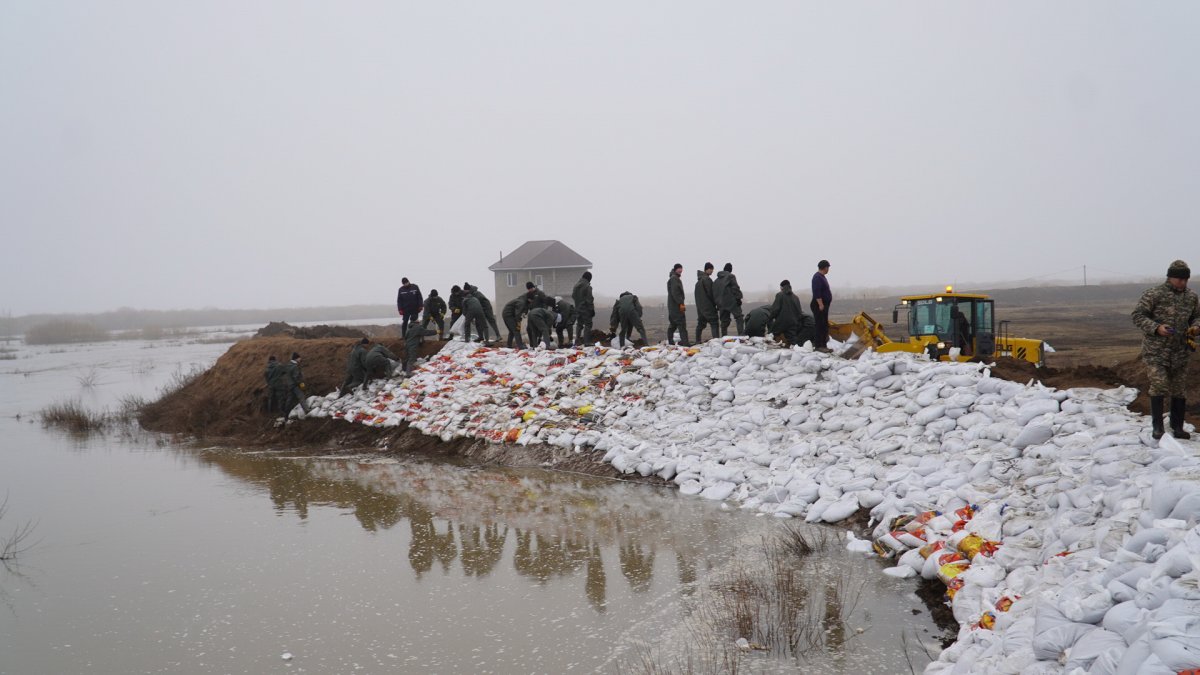 Эвакуация жителей, бурлящие реки, размытые дороги: в Казахстане продолжается борьба с паводками