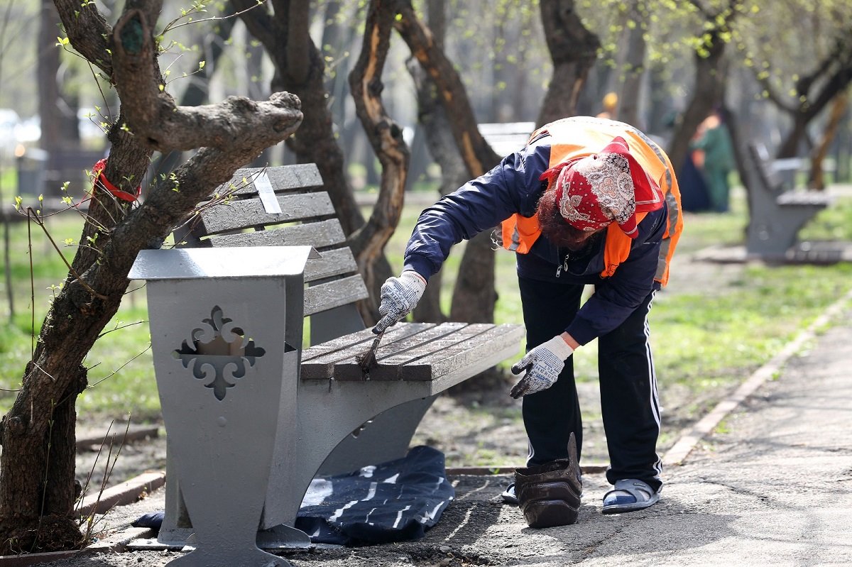 «Алматы – наш общий дом»: более 6 тысяч скамеек и 12 тысяч урн заменят в мегаполисе до конца апреля