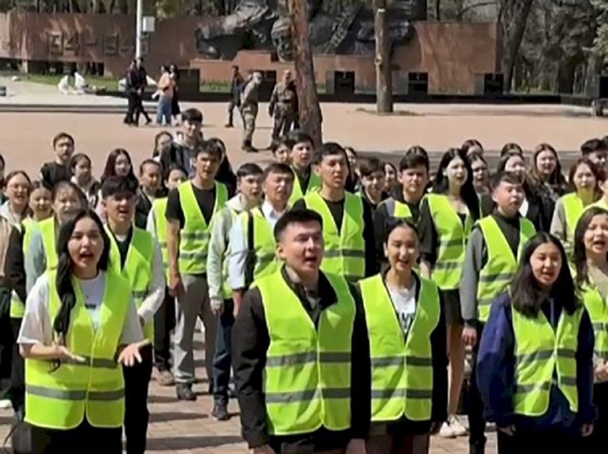 Студенты устроили флешмоб в парке имени 28 гвардейцев-панфиловцев в Алматы
