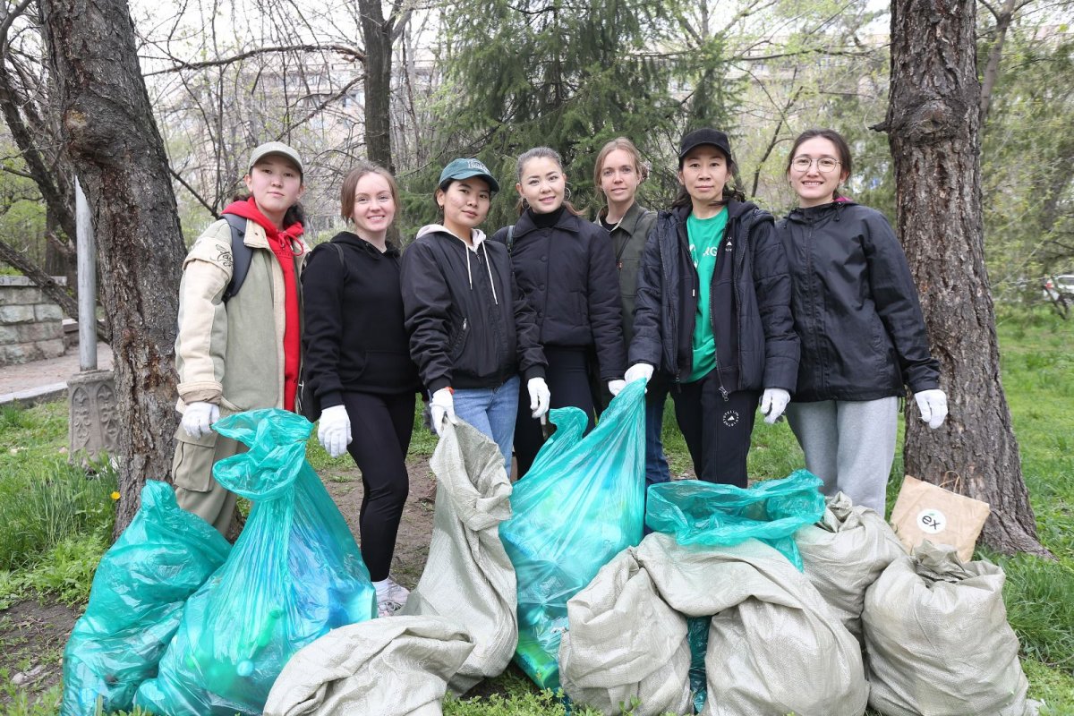 В Алматы волонтеры и экоактивисты привели в порядок набережную реки Есентай
