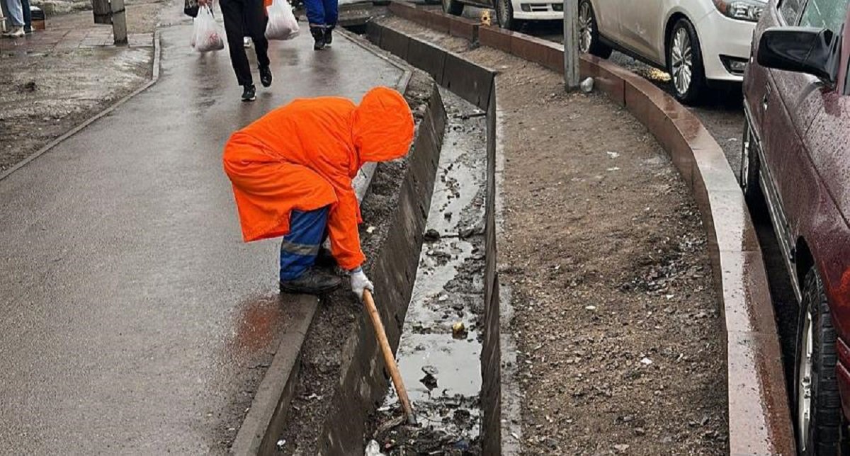 Во время дождя в Алматы задействуют 52 мобильные бригады коммунальных служб