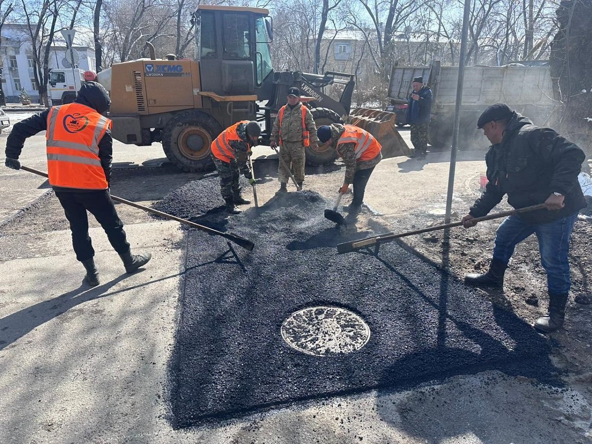 В Алматы производят текущий ремонт улично-дорожной сети