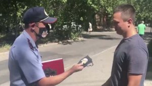 Алматинские полицейские раздают горожанам маски