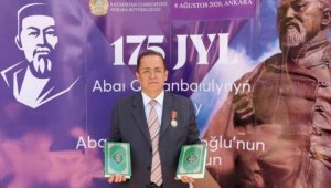 Президент Казахстана наградил турецкого писателя орденом «Достық»