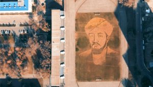 Алматинские студенты выложили осенними листьями огромный портрет аль-Фараби
