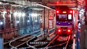 Неизвестный прокатился в алматинском метро, зацепившись за вагон