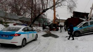 Перевернувшийся мини-погрузчик насмерть придавил водителя в Алматы
