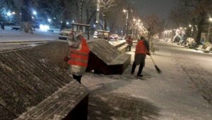 В Алматы организовано дежурство по уборке снега