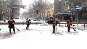 Более 1500 рабочих убирают снег в  Алматы