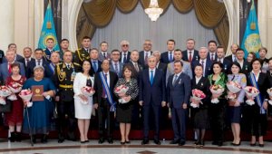 Президент вручил государственные награды ряду казахстанцев