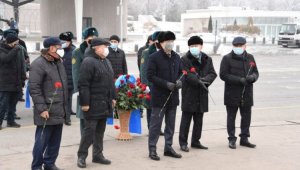 Аким Алматы возложил цветы к монументу «Тәуелсіздік»