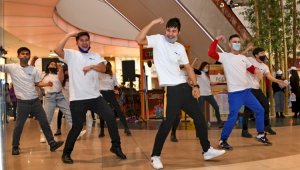 Танцевальный флешмоб в поддержку партии «Ак жол» организовали молодые активисты
