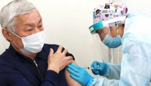 Казахстанцы привились отечественной вакциной от COVID-19
