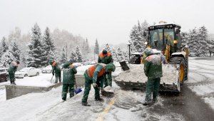 Почти четыре тысячи кубометров снега вывезли из Алматы