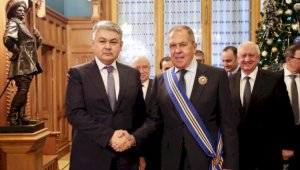 Посол Казахстана в России вручил Лаврову орден «Барыс»