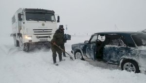 Более 60 казахстанцев вызволили из снежных заносов в выходные дни