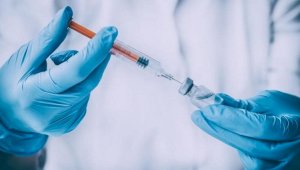 О побочных эффектах после вакцинации от COVID-19 рассказала врач