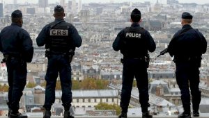 Франция закрывает границы, но отказывается от локдауна