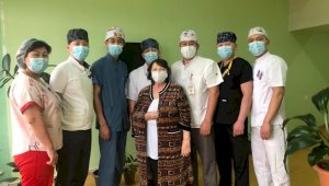 В Алматы заново собрали плечо 71-летней пациентки