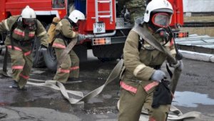 Алматинские пожарные спасли из огня сотрудницу магазина