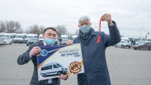 Новые микроавтобусы подарили спортшколам Алматинской области