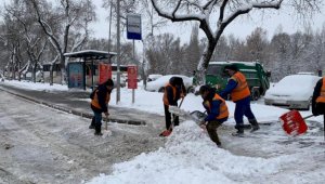 Работы по устранению последствий снегопада продолжаются в Алматы