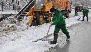 В Алматы третьи сутки ведутся работы по уборке снега