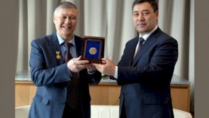 Президент Кыргызстана наградил единственного манасчи Казахстана орденом «Достук»