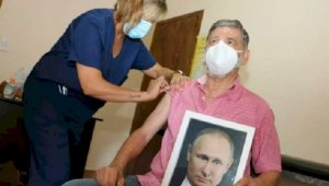 Мэр аргентинского города привился с портретом Путина в руках
