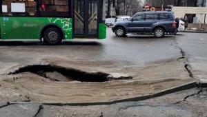 Жесткие санкции грозят подрядчику за провал дорожного покрытия в центре Алматы