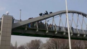 В Алматы мужчина пытался спрыгнуть с моста