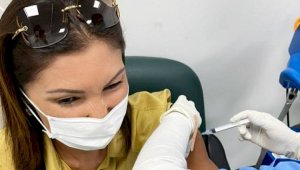 Алия Назарбаева вакцинировалась от коронавируса