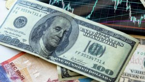 Почему тенге продолжает слабеть по отношению к доллару