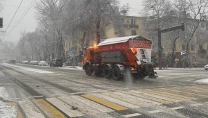 Как дорожные службы борются с последствиями снегопада в Алматы