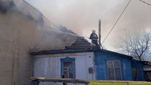 На проспекте Рыскулова в Алматы горело двухэтажное здание