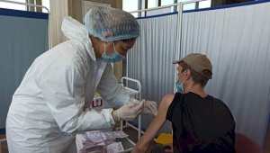 Массовая вакцинация от COVID-19: о чем рассказали алматинцы