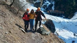 Девушку, испытавшую приступ горной болезни, спасли в горах Алматы