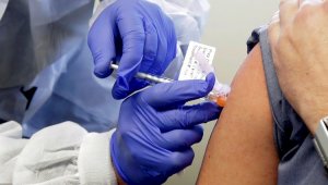 Минздрав: Люди, вакцинированные от COVID-19, не опасны для непривитых