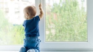 Как уберечь ребенка от падения из окна: советы спасателей