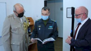 В казахстанском центре миротворцев побывал военный атташе Великобритании
